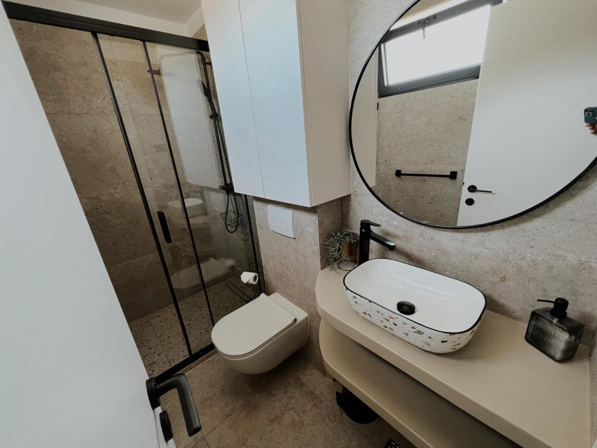 Dawn & Dusk - Modern Two Bedroom Apartment With Mountain Views Чилипи Екстер'єр фото