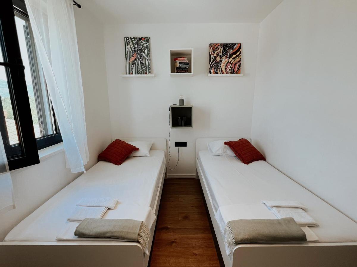 Dawn & Dusk - Modern Two Bedroom Apartment With Mountain Views Чилипи Екстер'єр фото