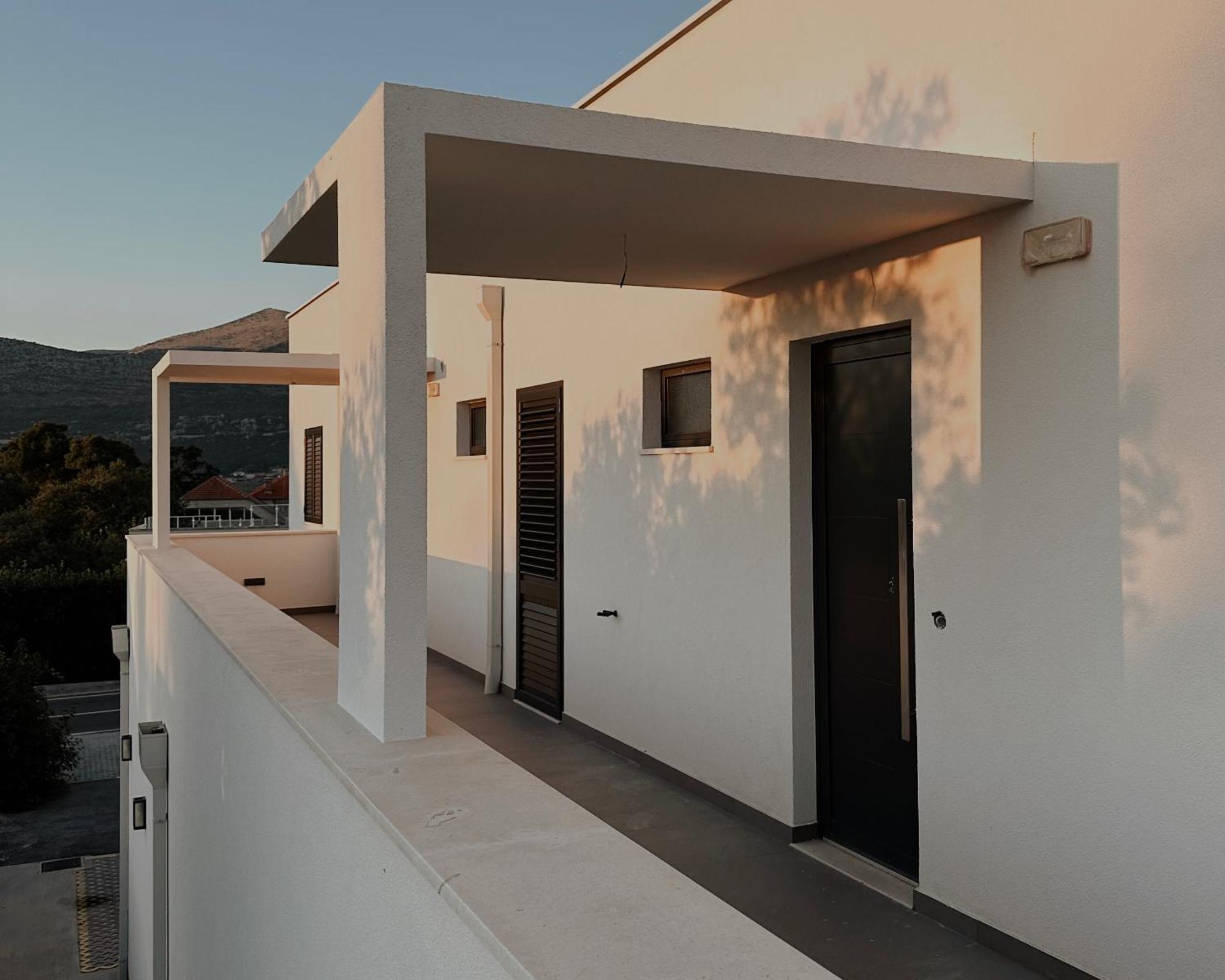 Dawn & Dusk - Modern Two Bedroom Apartment With Mountain Views Чилипи Екстер'єр фото